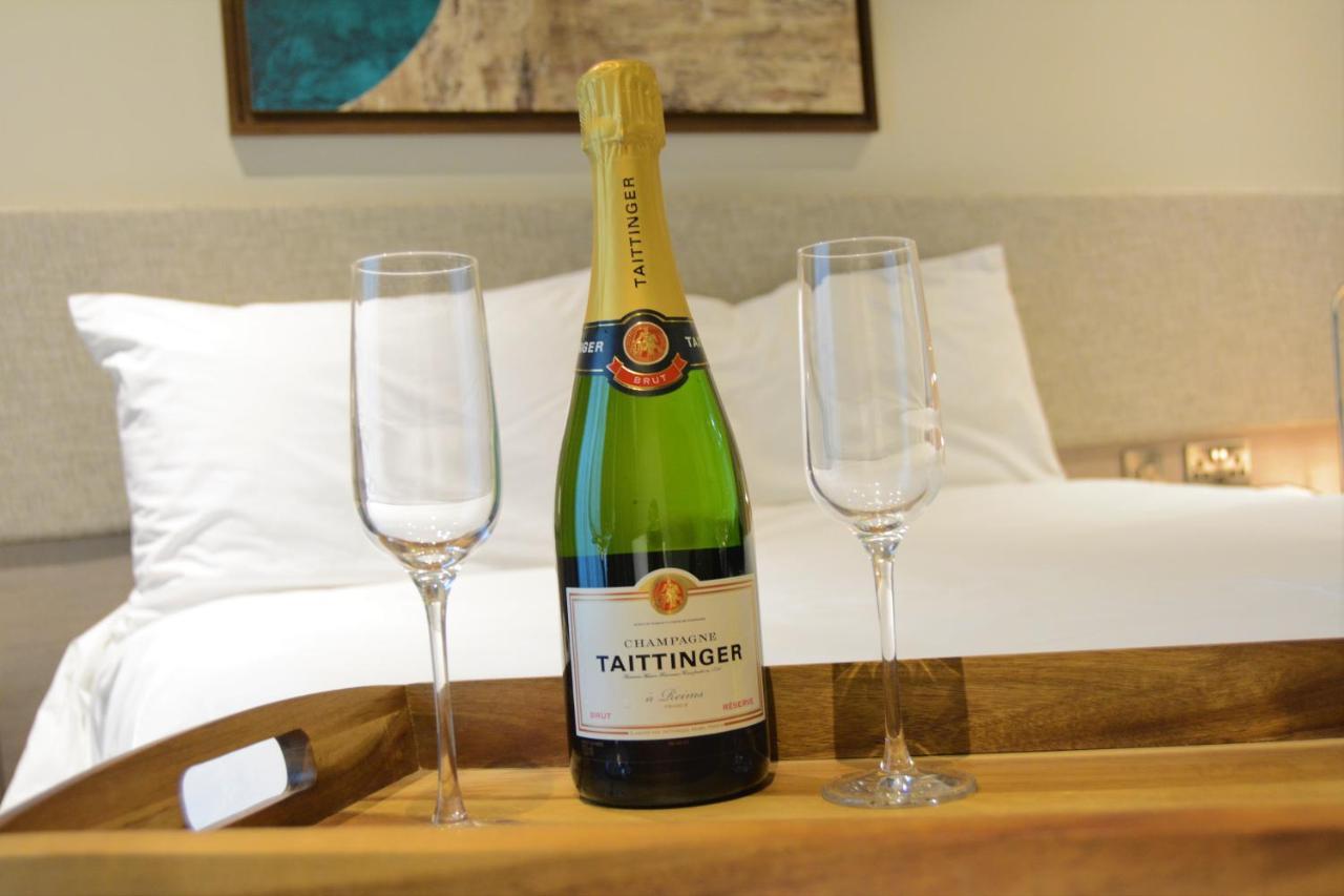 Staybridge Suites London Heathrow - Bath Road, An Ihg Aparthotel Hillingdon Eksteriør bilde
